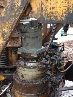 工地现场旋挖机液压泵维修