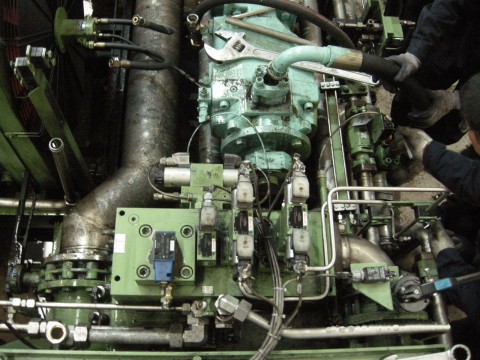 工业设备液压泵维修现场
